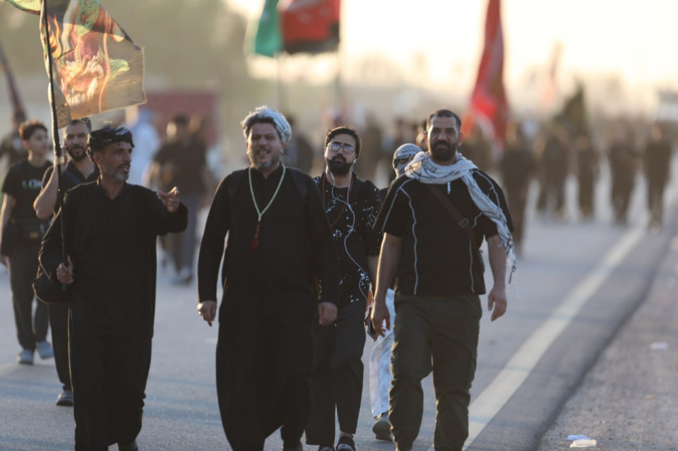 خطوات تتسارع نحو النحر المقدس... حشود المؤمنين تودع البصرة وتستقر في الناصرية وطلائعها تدخل السماوة(صور)