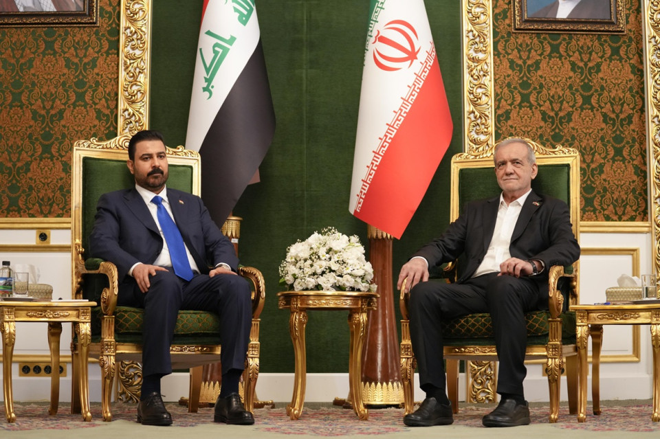 بزشكيان يستقبل الزيدي في طهران ويصف زيارته بانها حدث بالغ الاهمية