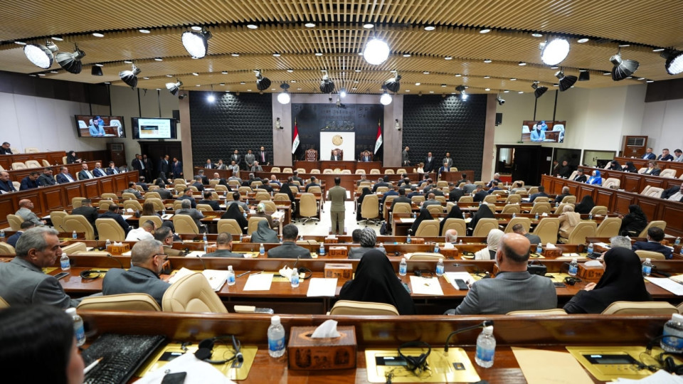 وزير المالية يحمل أعباء "الأزمة القاسية" إلى قبة البرلمان.. ماذا يجري في اقتصاد البلاد؟