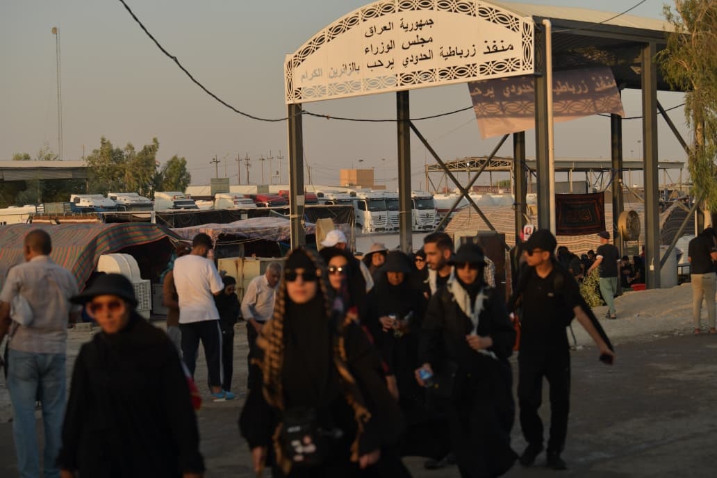 منفذ زرباطية الحدودي - زائرون ايرانيون يقصدون كربلاء في زيارة الاربعين