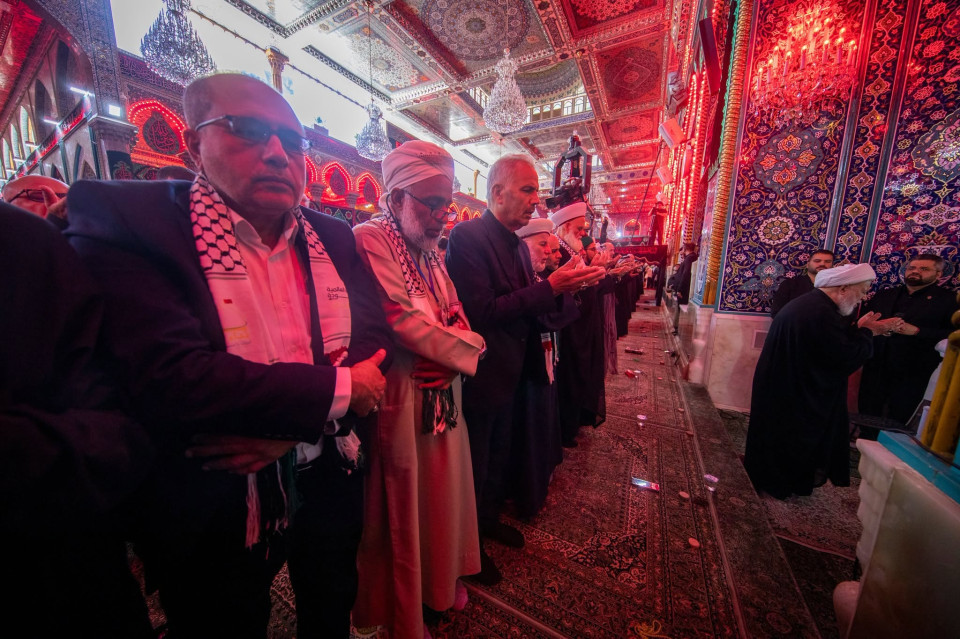 بإمامة ممثل المرجع السيستاني.. وفود "نداء الأقصى" تؤدي صلاة الظهر في حضرة الإمام الحسين (عليه السلام)