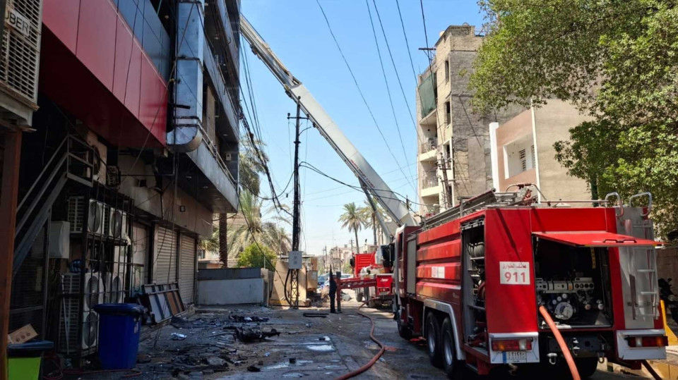 بغداد.. الدفاع المدني ينقذ 50 شخصاً ويخمد حريقاً كبيراً في منطقة الكرادة