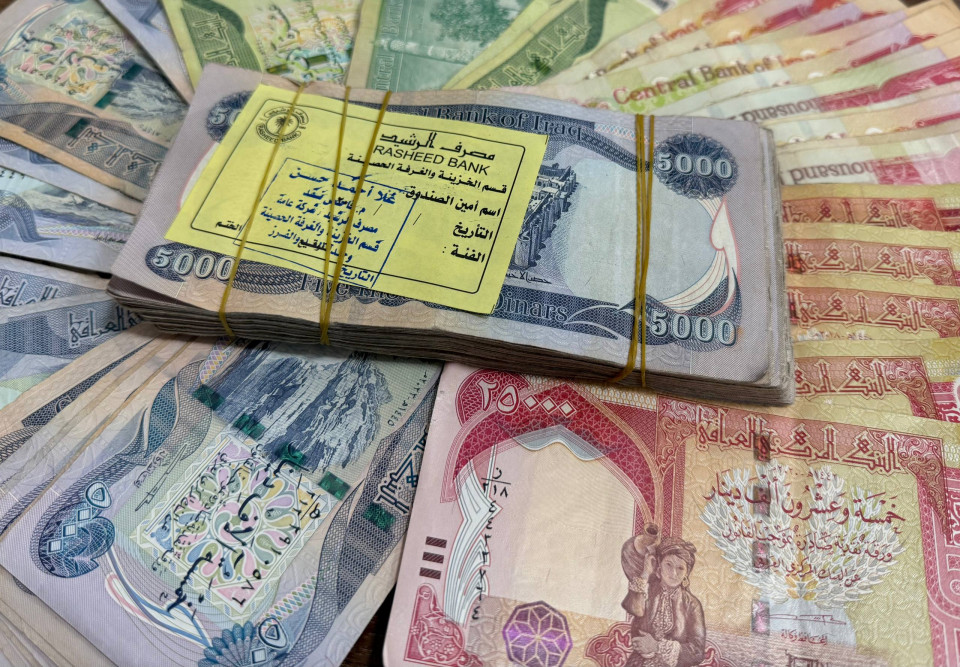 شح النقد يعطل التمويل.. مصدر: رواتب الموظفين قد تتأخر حتى الشهر المقبل