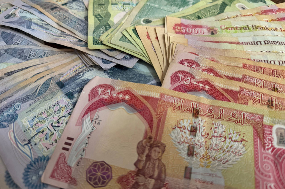 حين تتأخر الرواتب.. تدفع النساء كلفة أكبر للأزمة المالية في العراق
