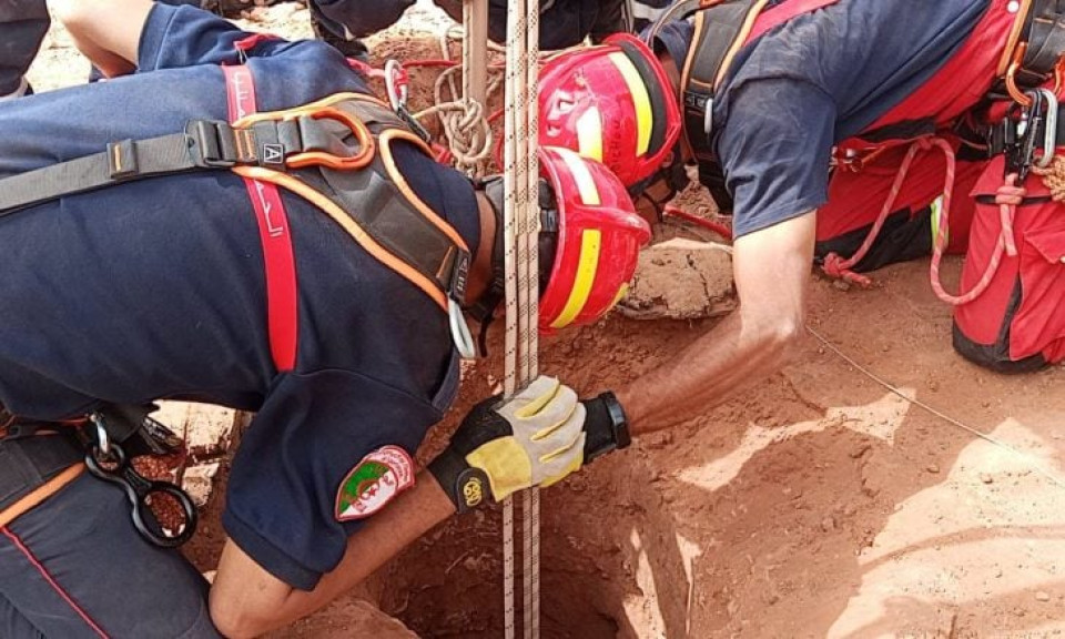 محاولات لإنقاذ طفل سقط في بئر بعمق 80 مترا