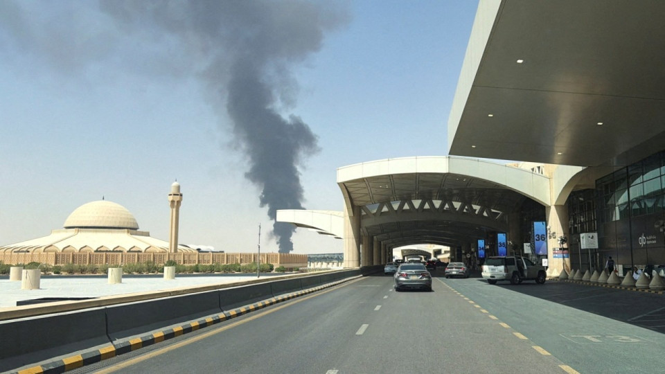 السعودية.. قتلى وجرحى وأضرار بـ"طائرة" جراء هجومين استهدفا مطار الملك خالد الدولي (صور)