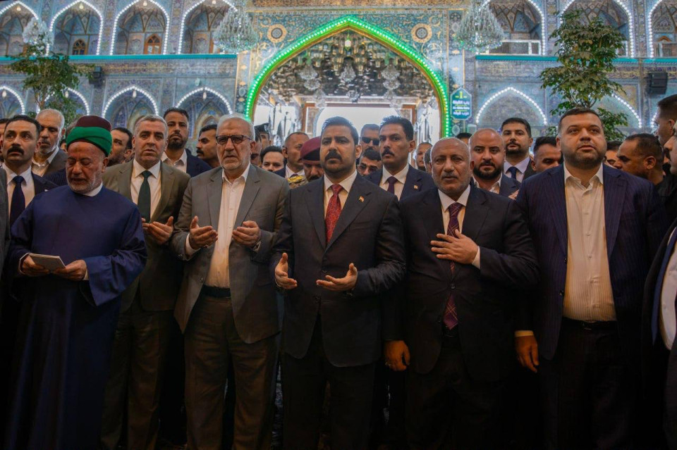رئيس الوزراء علي الزيدي يصل إلى كربلاء ويؤدي مراسم الزيارة