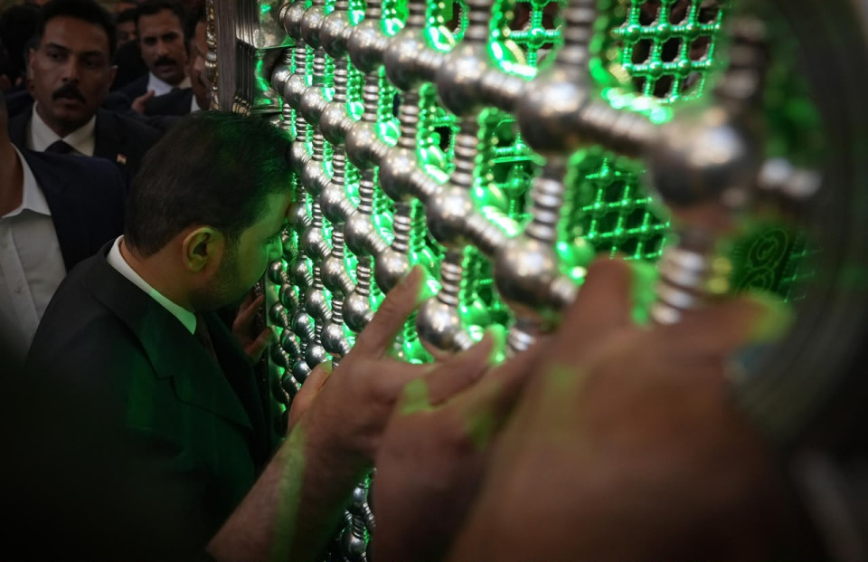 الزيدي يؤدي مراسم زيارة مرقد أمير المؤمنين الإمام علي (عليه السلام) في النجف الأشرف