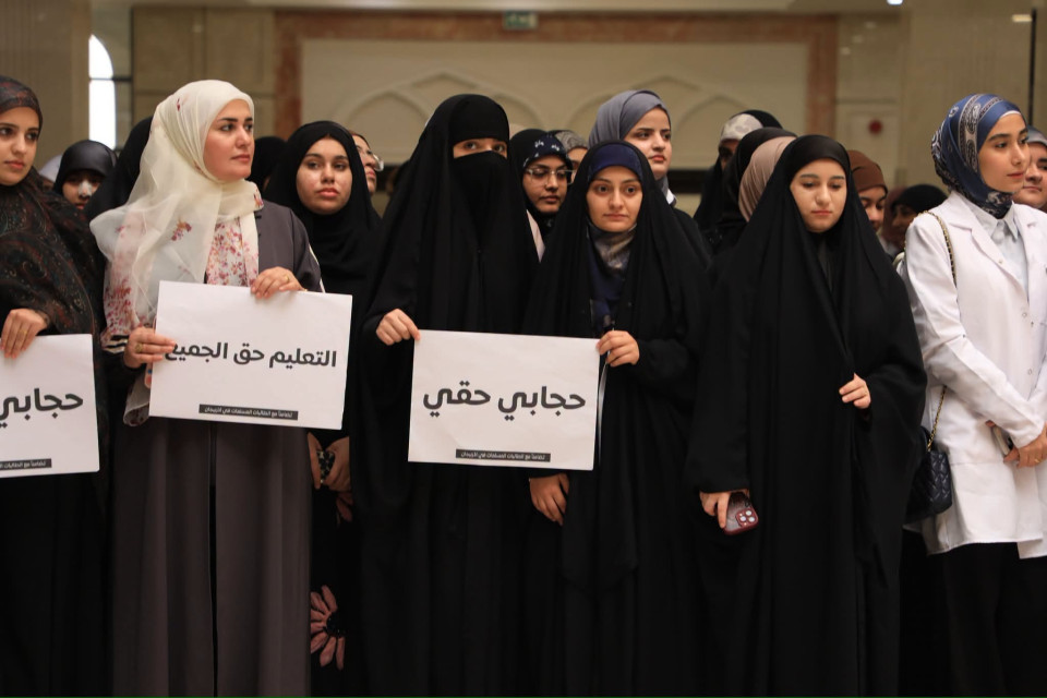 جامعة الزهراء للبنات في كربلاء تتضامن مع طالبات أذربيجان في مواجهة قيود الحجاب