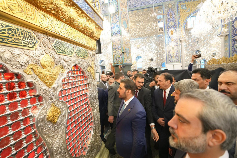 الزيدي يزور مرقد السيدة زينب (ع) ويتبرع بـ(5) ملايين دولار لتلبية احتياجاته ومثلها للجامع الاموي بدمشق
