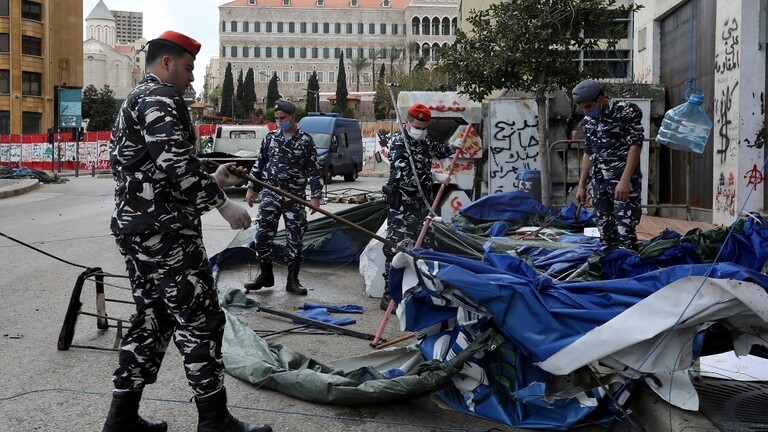 الأمن اللبناني يزيل مخيما للمعتصمين وسط بيروت