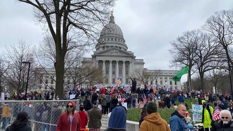 محتجون يطالبون حاكم ويسكونسن الأمريكية بإعادة فتح الولاية