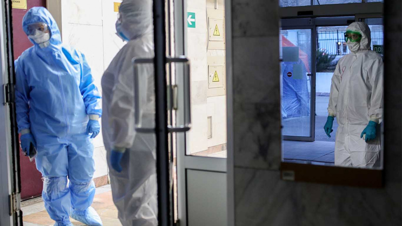 وفيات كورونا تقترب من ربع مليون والإصابات تتجاوز 3.3 مليون