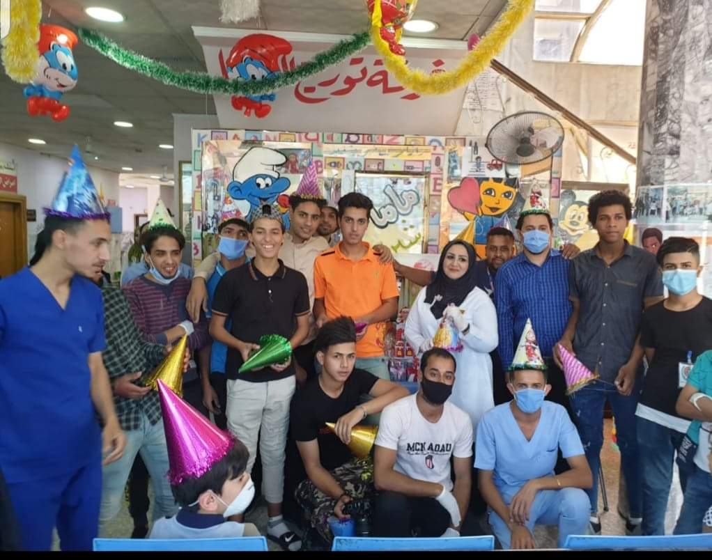 ممرضة بمستشفى كربلاء التعليمي للإطفال تُسْعِد ( 50 ) عاملاً بيومهم العالمي