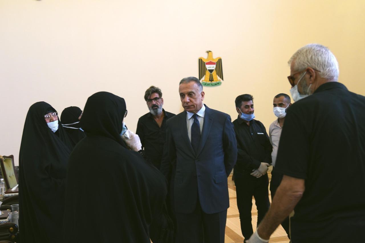 الكاظمي لذوي شهداء التظاهرات: صفة الغدر ليست من شيم العراقيين ودماء ابنائكم لن تذهب سدى