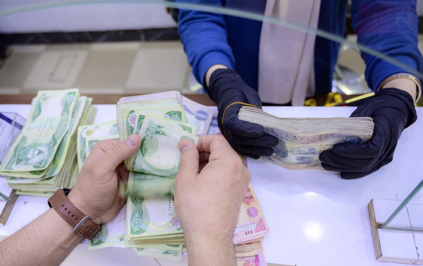 نائب عن المالية النيابية يغرد بشأن رهن رواتب الموظفين بقانون الاقتراض