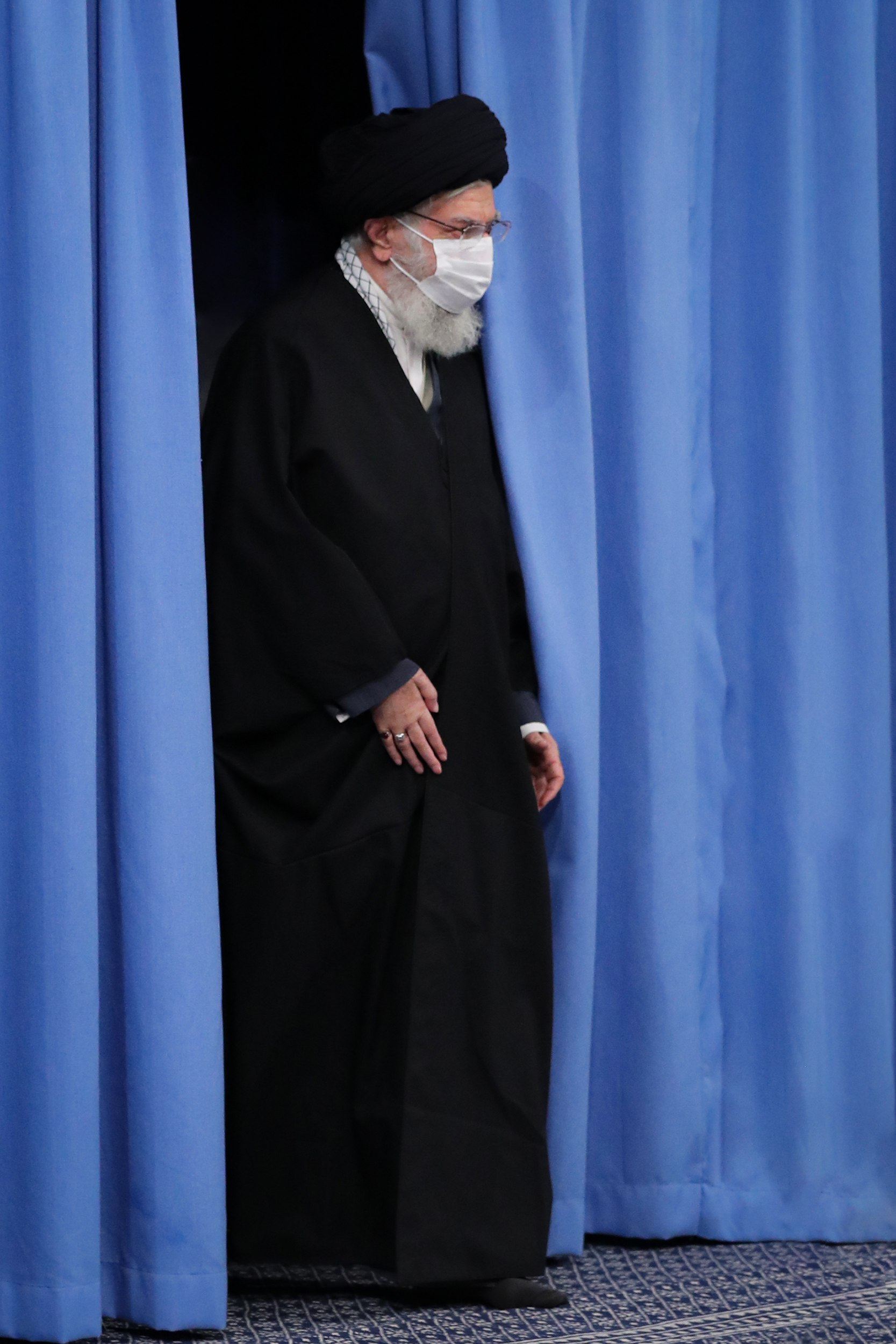 في أول ظهور له بعد إشاعة مرضه.. المرشد الإيراني يستقبل أسرة سليماني (صور+فيديو)