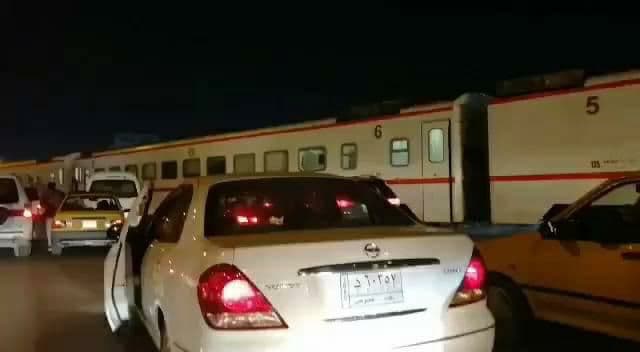 النقل: مفرزة مرور وضعت حواجز على سكة حديد عرقل سير قطار متجه للبصرة (صور)