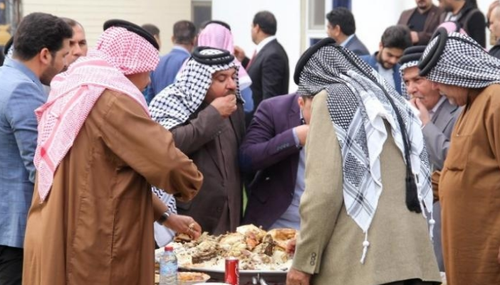 بالفيديو.. شيخ عشيرة بالأنبار يستضيف زوار السيدة زينب (ع)