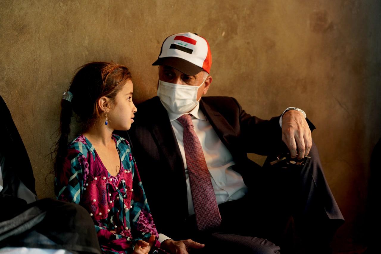 الكاظمي يزور منازل عدد من المواطنين في المثنى ويتفقد احوالهم (صور)