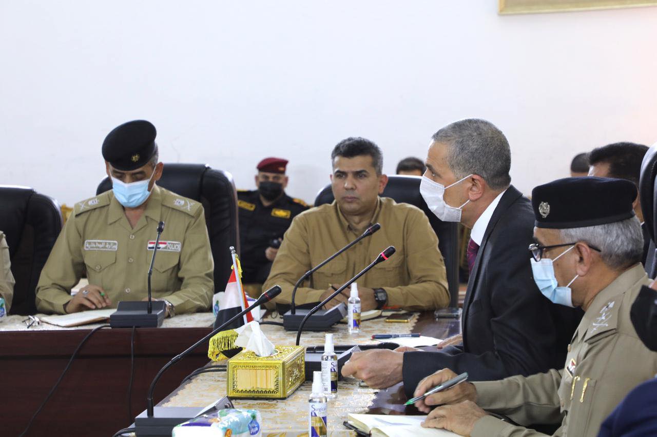 وزير الداخلية يوجه بتفعيل مذكرات القبض ومكافحة "الدكة العشائرية"