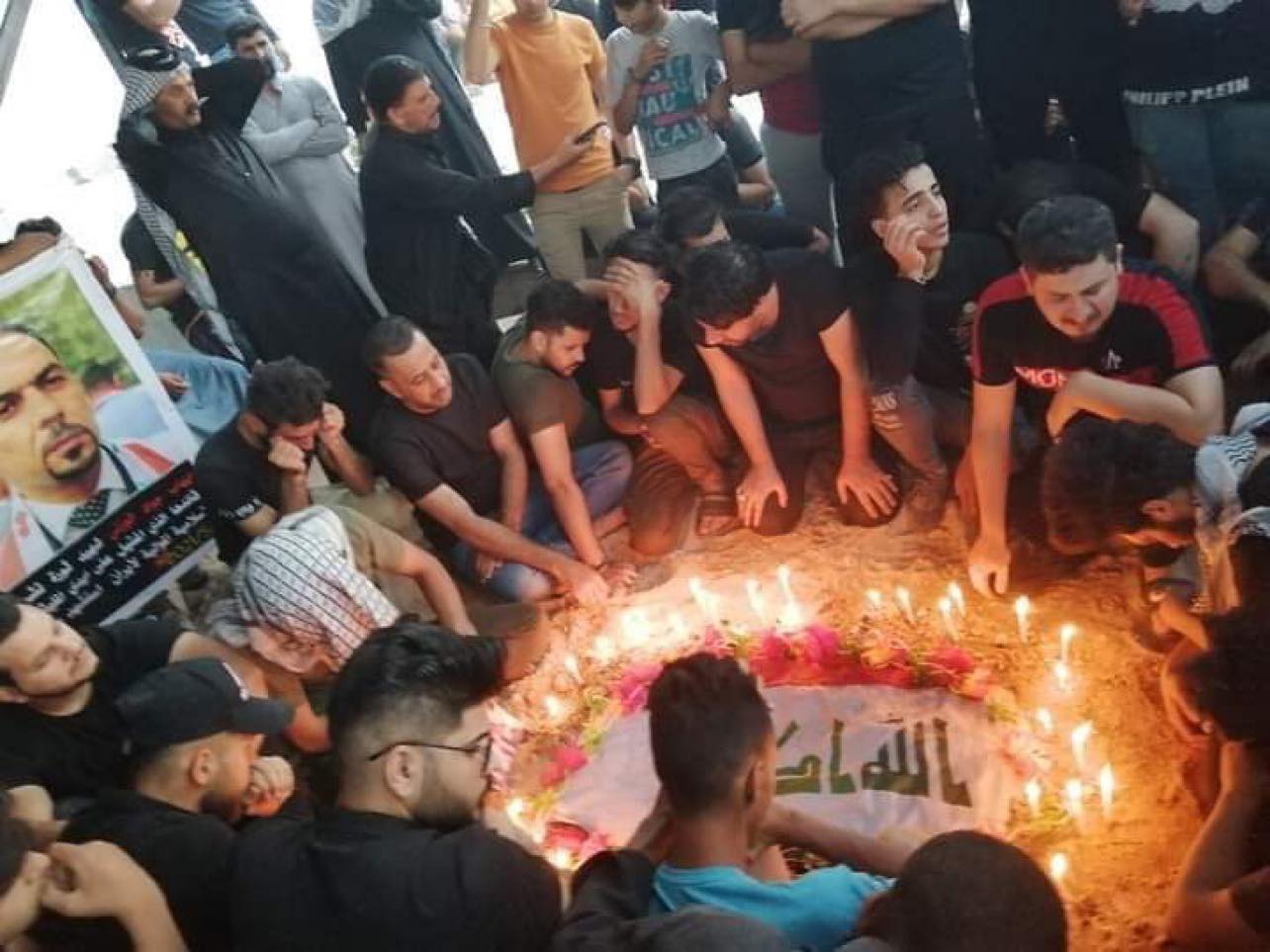 بالصور.. مئات المتظاهرين من كربلاء وخارجها يتوافدون الى قبر الشهيد ايهاب الوزني