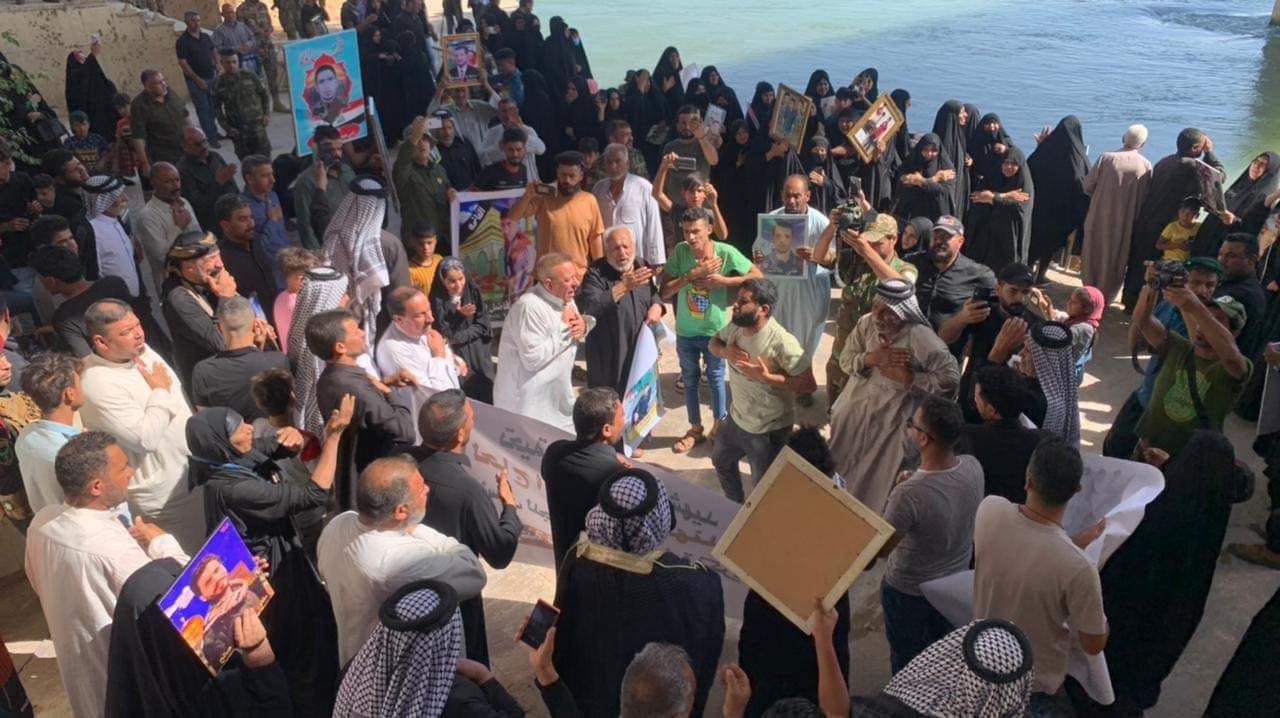 بالصور.. توافد عائلات شهداء سبايكر إلى موقع الجريمة في تكريت