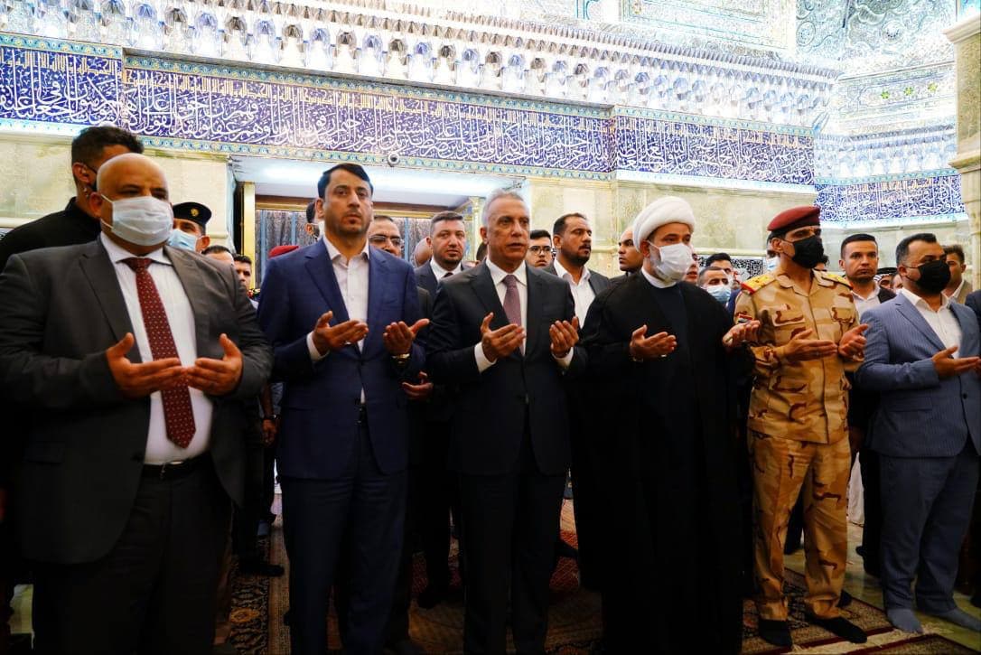 الكاظمي يزور الإمامين العسكريين: نعمل على تطوير سامراء