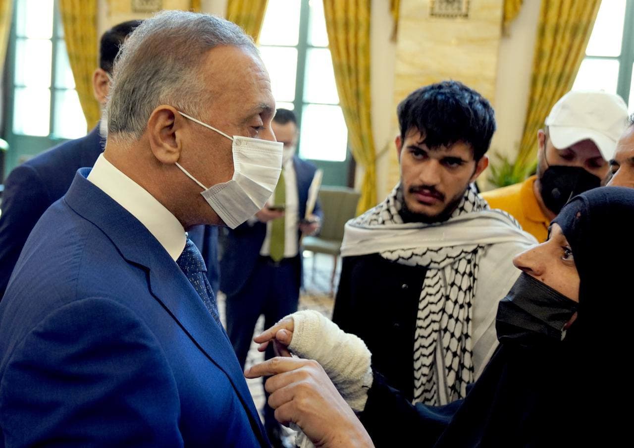 الكاظمي لعوائل ضحايا تفجير مدينة الصدر: الوضع السياسي انتج هذه الفوضى (صور)