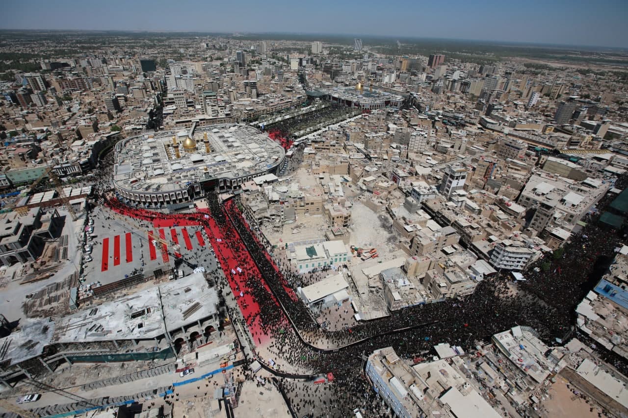 ممثل المرجع السيستاني الشيخ عبد المهدي الكربلائي يشارك المعزين في ركضة طويريج يوم عاشوراء (فيديو)