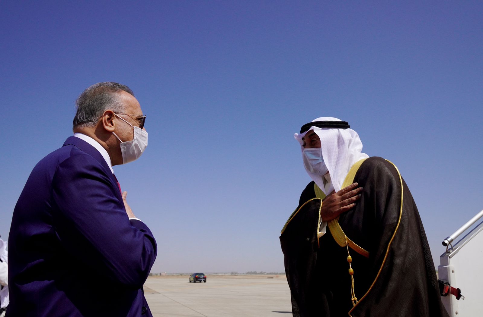 الكاظمي يستقبل نظيره الكويتي والوفد المرافق له في مطار بغداد