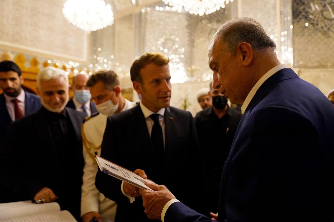 عليه صورة المرجع السيستاني.. ما قصة الكتاب الذي يحمله ماكرون؟