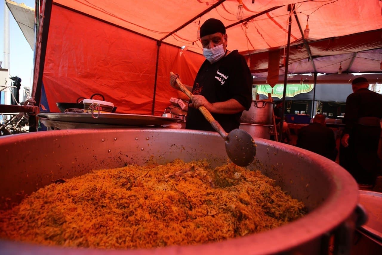 يخدمون 30 الف زائر.. آهات بحرينية في الزيارة الاربعينية (تقرير مصور)