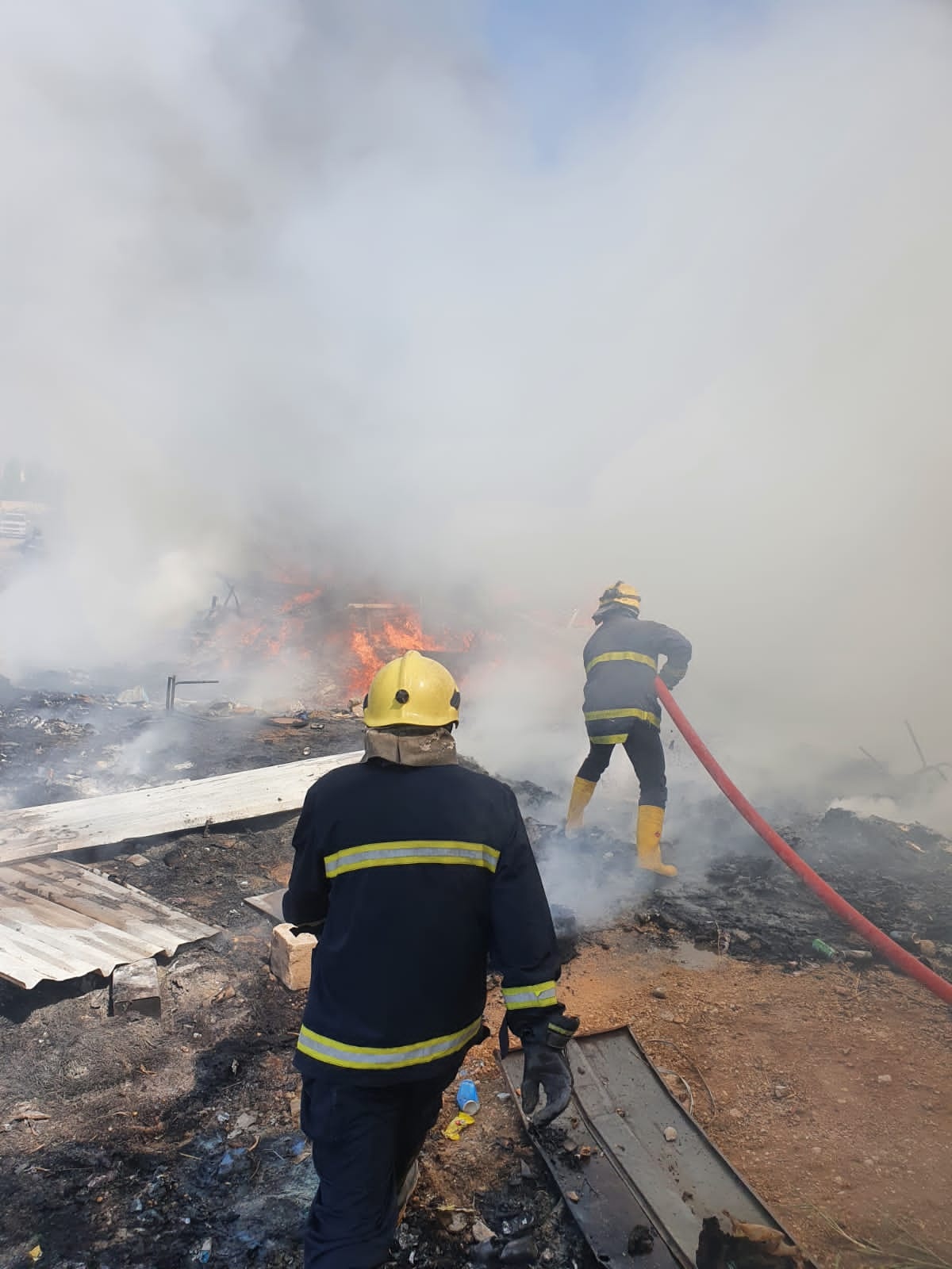 بالصور.. إخماد حريق داخل معمل نسيج الحلة في بابل