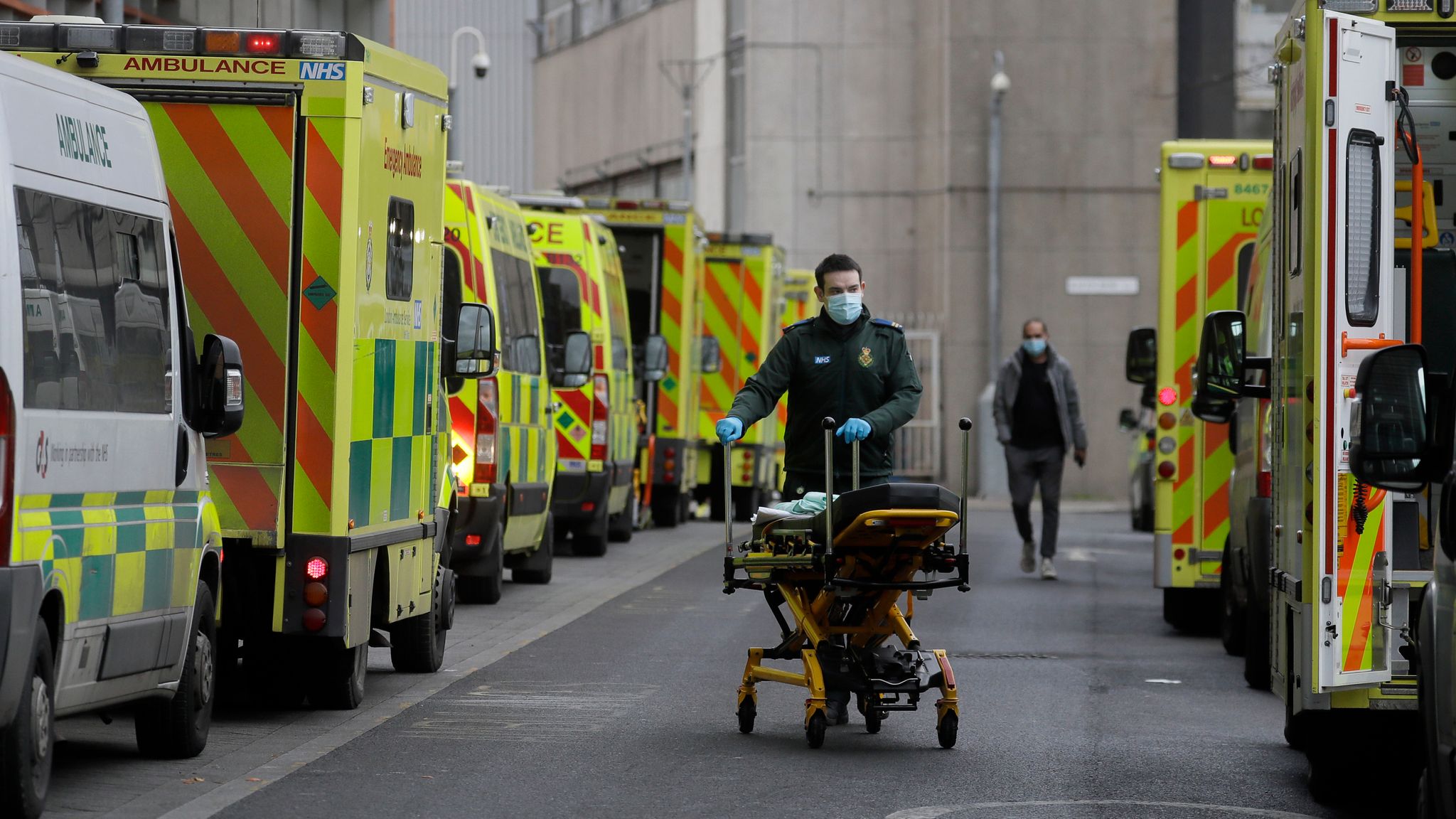 بريطانيا تسجل 38351 إصابة جديدة بكورونا و157 وفاة