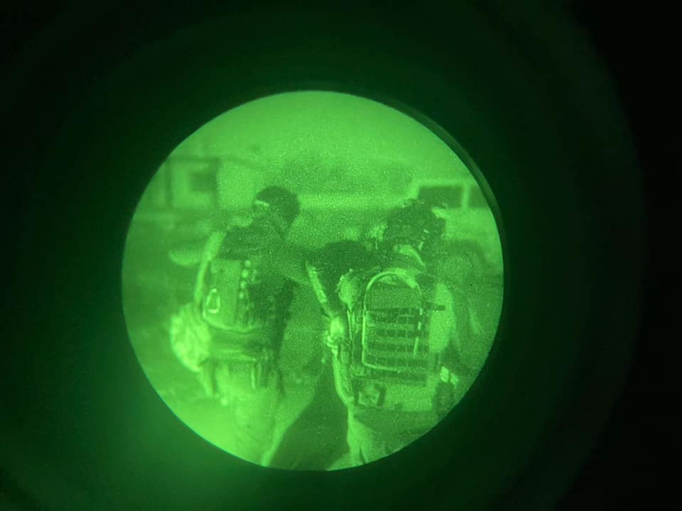 بينهم قيادي.. جهاز مكافحة الإرهاب يطيح بـ6 "إرهابيين" في 4 محافظات (صور)