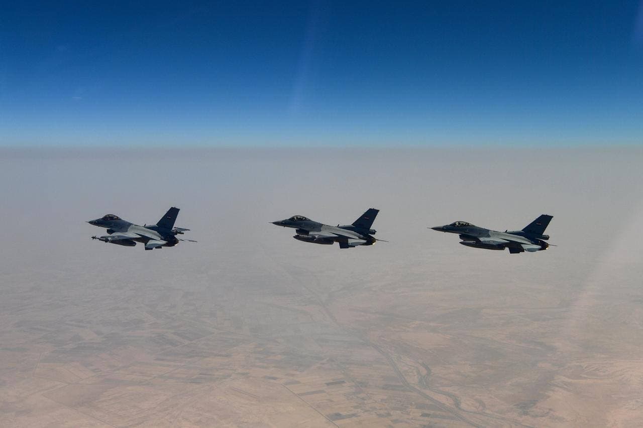 طيران القوة الجوية يقصف عجلة تضم قياديين بداعش جنوبي الحضر (فيديو)