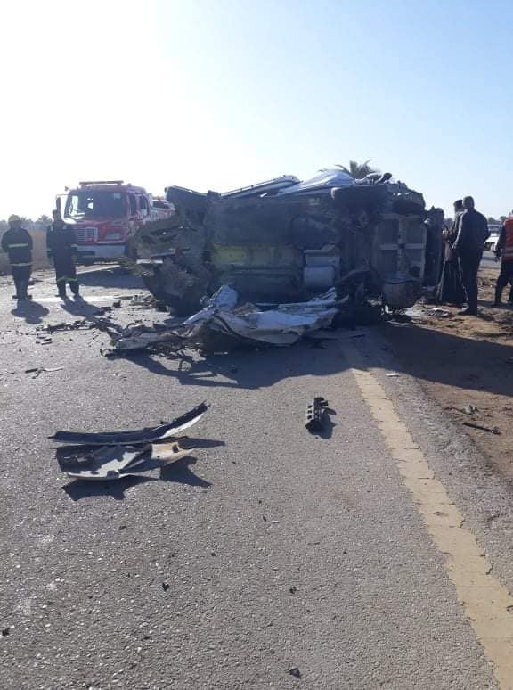 حادث مروع.. وفاة سائق وإصابة 12 راكبا في الديوانية (صور)