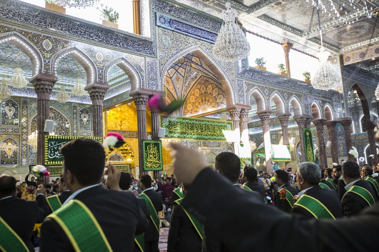 احتفالات بمولد الامام علي بن ابي طالب عليه السلام في داخل الصحن الحسيني الشريف (فيديو)