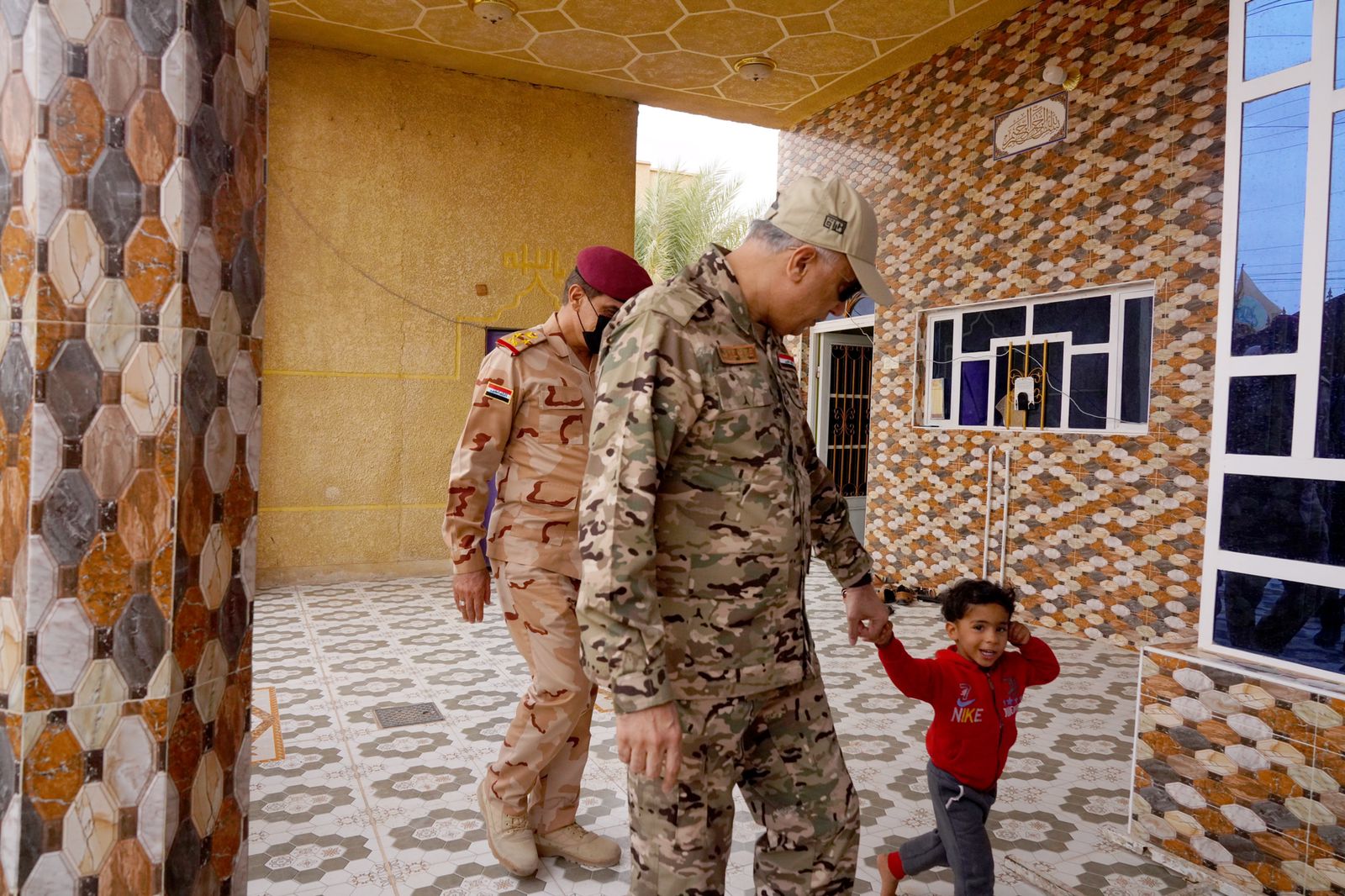 بالصور.. الكاظمي يتفقّد عدداً من منازل المواطنين غربي الأنبار ويستمع لاحتياجاتهم