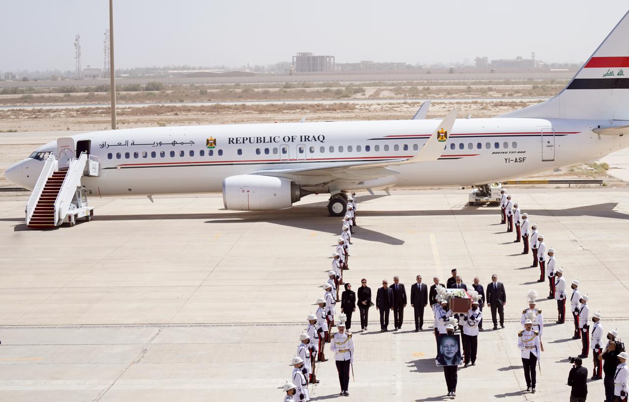 وصول جثمان الشاعر مظفر النواب إلى بغداد (صور)
