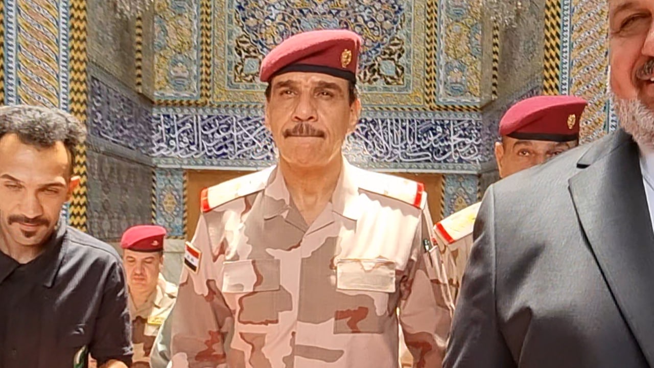 وفد عسكري برئاسة رئيس اركان الجيش يزور مرقد الامام الحسين عليه السلام في كربلاء (فيديو)