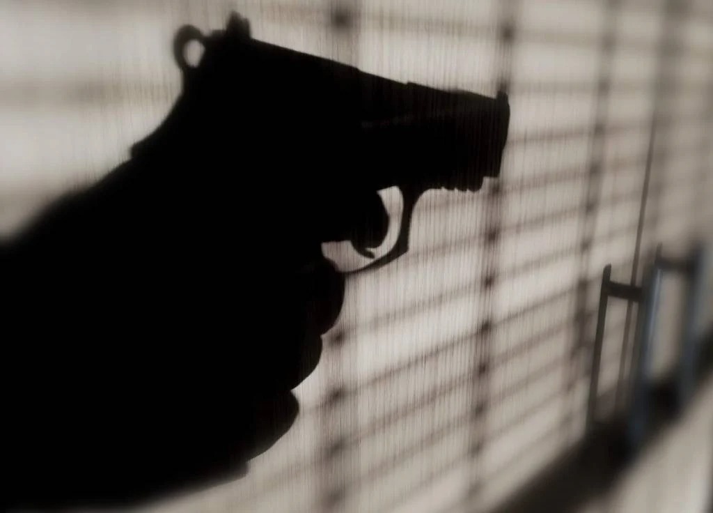 في بغداد.. أطلقت النار على شقيقها فأصابت رصاصتها شخصا آخر