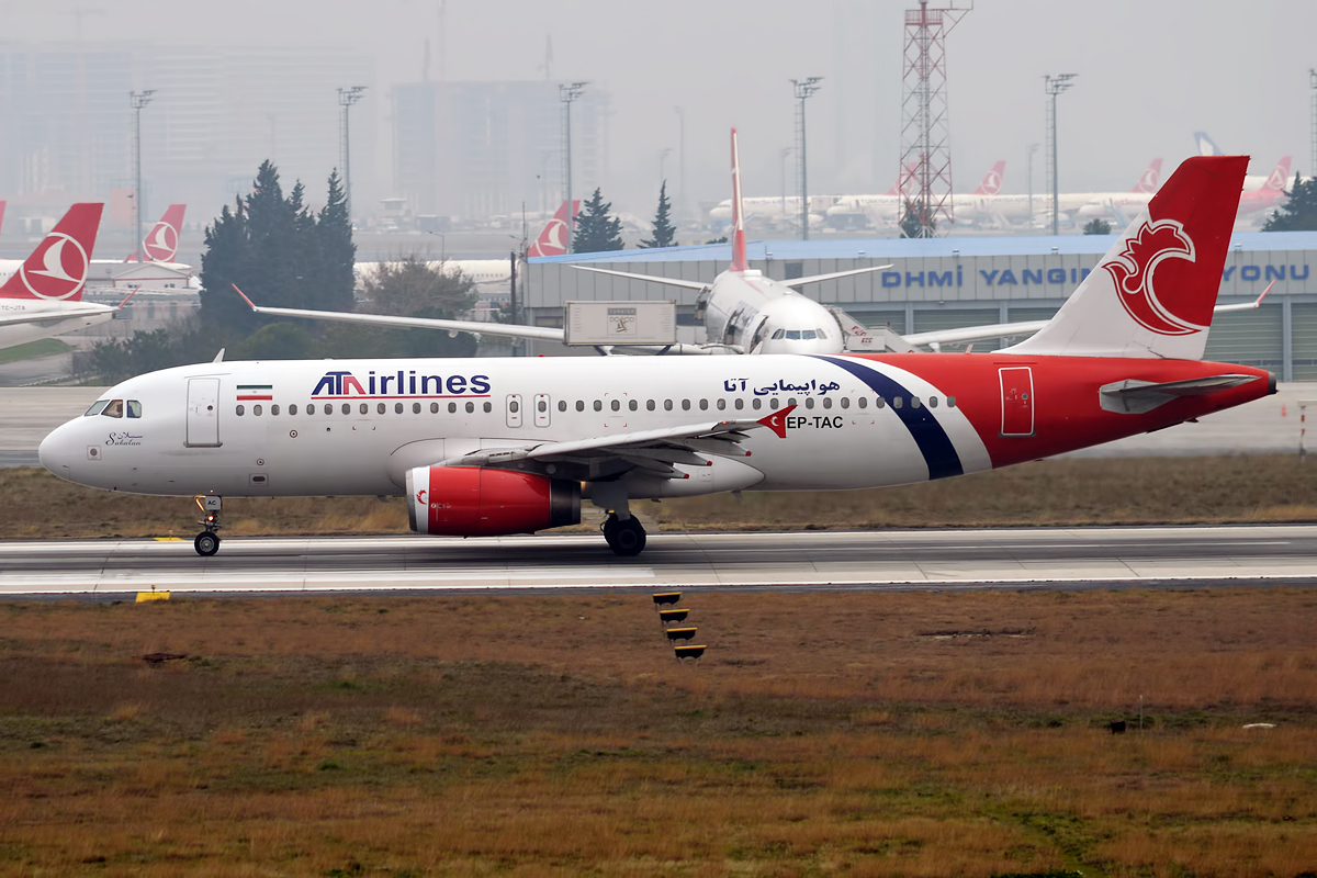 100 راكب بينهم عراقيون ينجون من كارثة على متن طائرة إيرانية في مشهد (فيديو)