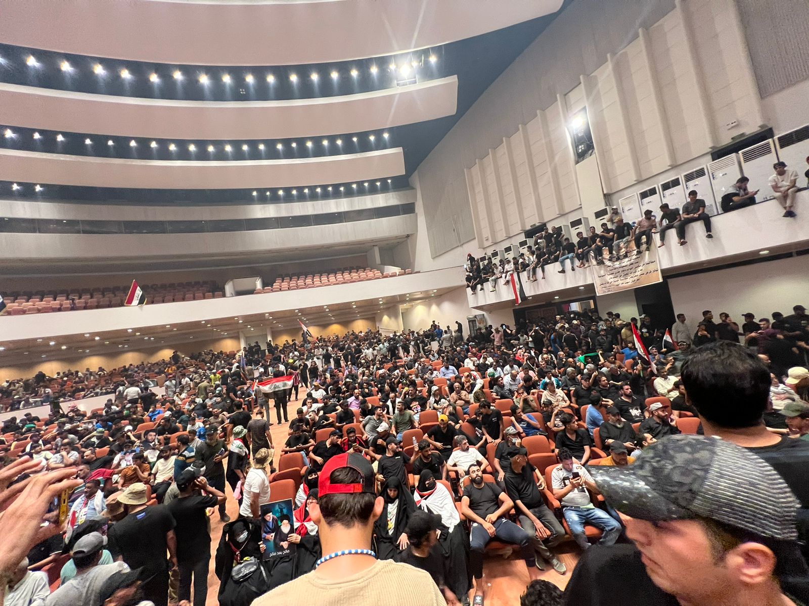 التيار الصدري يطالب العامري الانسحاب من الإطار: امنع تظاهرت الغدر فلا حوار مع من يهدد بالقتل