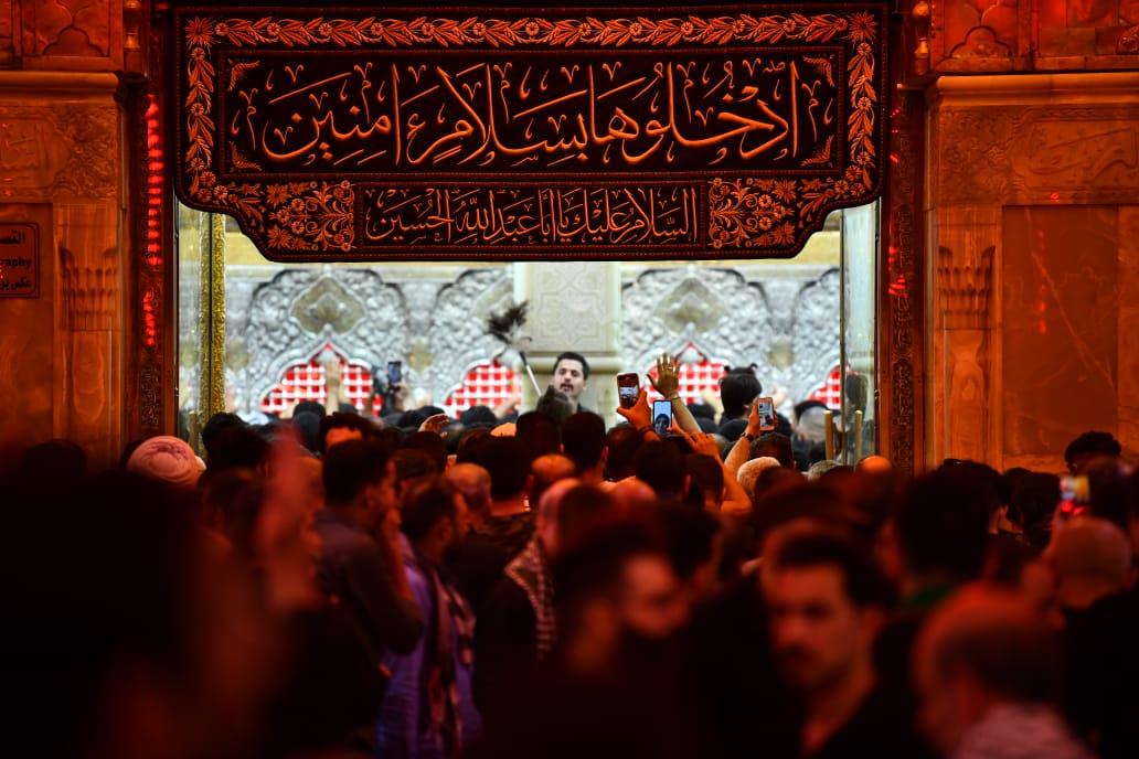 بكاء ودموع عند قبر الحسين (ع).. لقطات حصرية من حرم سيد الشهداء في ليلة السابع من محرم