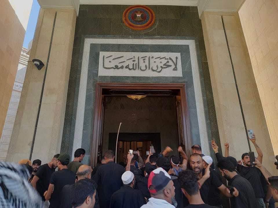 الكاظمي يعلق على اقتحام القصر الحكومي ويوجه دعوة الى الصدر