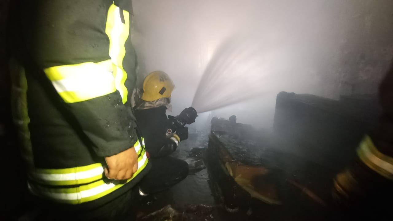 فرق الدفاع المدني تخمد حريقاً بفندق من 5 طوابق وسط بغداد (صور)