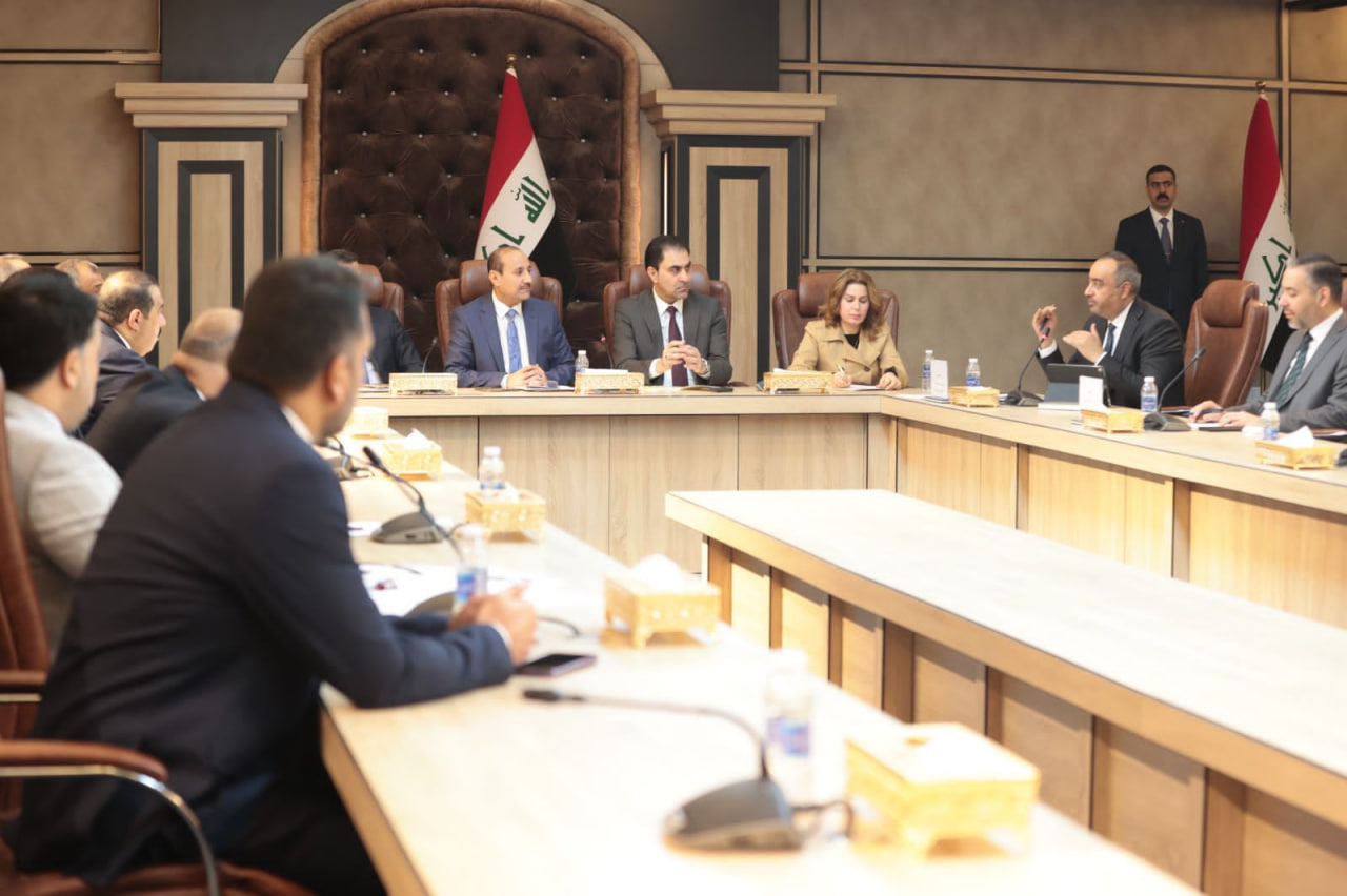 البرلمان يدعو لمراقبة عمل منافذ بيع الدولار داخل المصارف