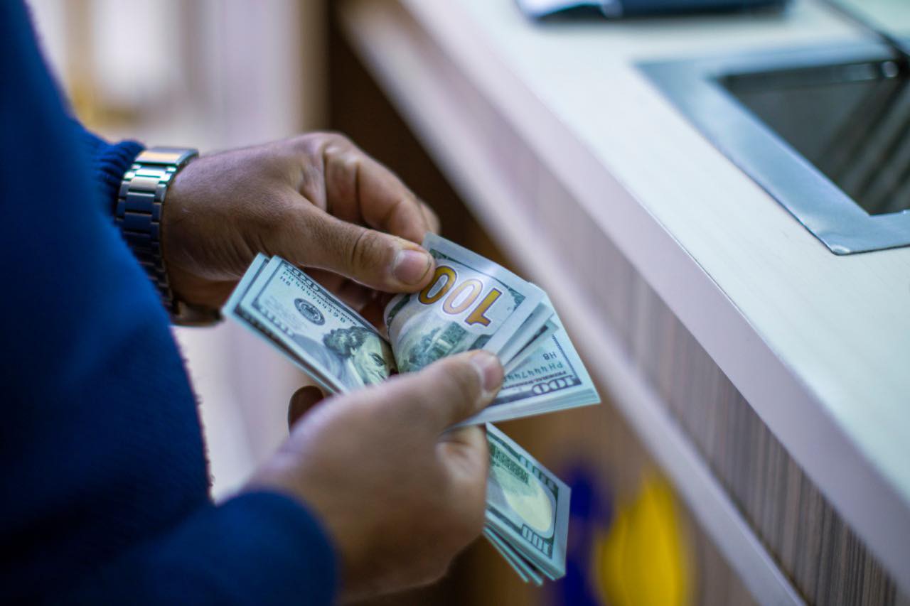 الرشيد يعلن ضوابط جديدة تخص حصول المسافر على الدولار بالسعر الرسمي